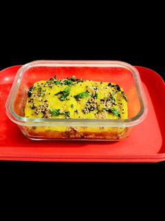 સોજીના ખમણ ઢોકળા માઇક્રોવેવમા (Semolina Khaman Dhokla In Microwave Recipe In Gujarati) રેસીપી મુખ્ય ફોટો
