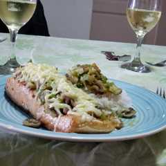 Una foto de Salmón rosado con salsa de champiñones a la plancha