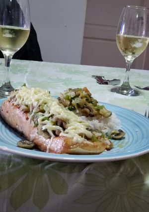 Una foto de Salmón rosado con salsa de champiñones a la plancha