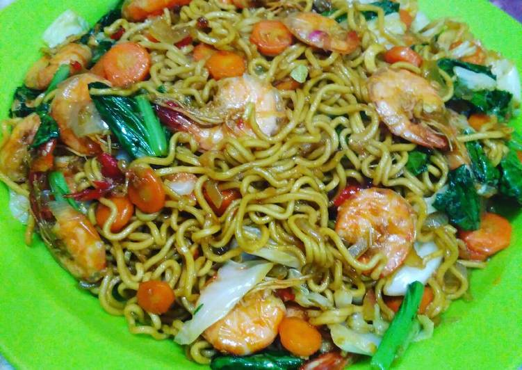 Bagaimana Menyiapkan Mi Goreng Udang, Lezat