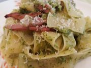 Una foto di tagliatelle al pesto