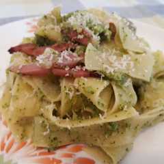 Foto di Tagliatelle con pesto di broccoli e speck