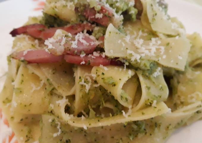 Ricetta Tagliatelle Con Pesto Di Broccoli E Speck Di Acasadilucy Cookpad