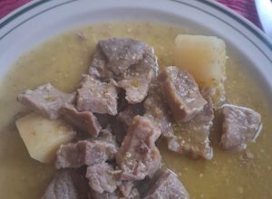 Una foto de Entomatado de res con papas