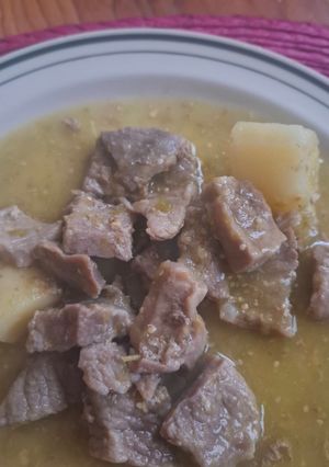 Una foto de Entomatado de res con papas
