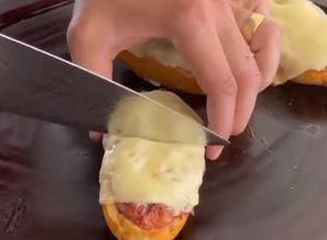 Foto de Pão com linguiça, catupiry e queijo churrasco
