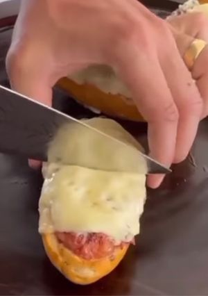 Foto de Pão com linguiça, catupiry e queijo churrasco