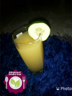 A picture of PnApple and cucumber juice.