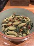 Pastas con tomates secos y espinaca