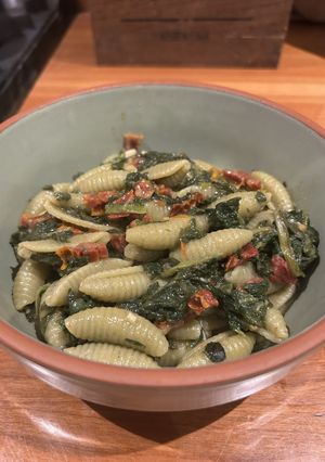 Una foto de Pastas con tomates secos y espinaca