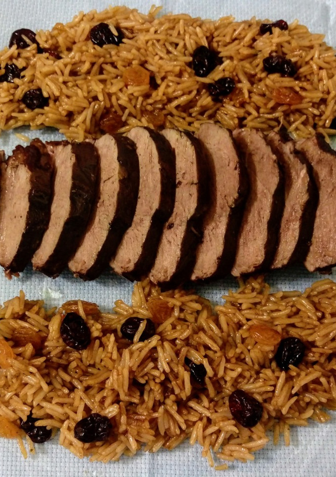 Una foto de Arroz con pato salteado con Moscatel y pasas