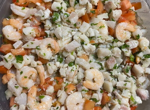 Una foto de Ceviche de pescado y camarón