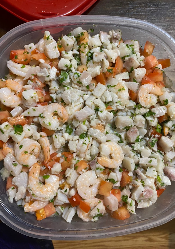 Una foto de Ceviche de pescado y camarón