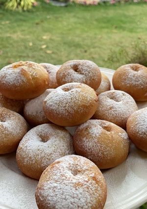 A picture of American style butter donuts with icing sugar !.