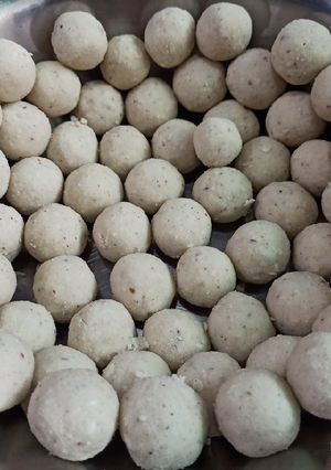 A picture of करवा चौथ स्पेशल चावल के लड्डू.