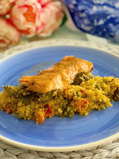 Una foto de Cous cous con verduras asadas y salmón