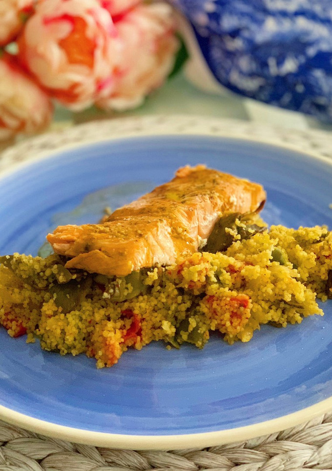 Una foto de Cous cous con verduras asadas y salmón