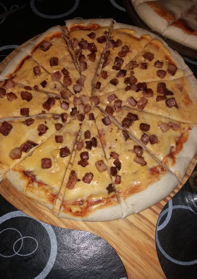 Una foto de Pizza de cheddar y bacon 😋