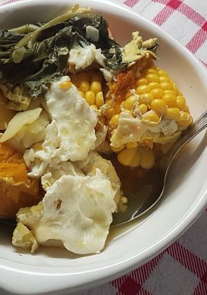 Una foto de Sopa de verdura con huevo🥚🥚🥚
