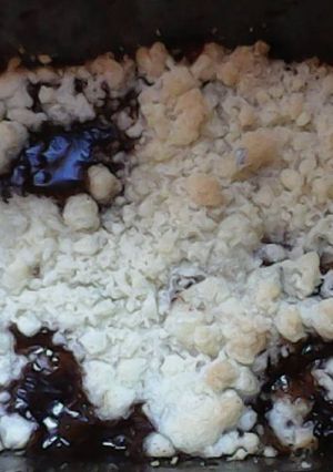 Una foto de Crumble súper fácil de pera y chocolate