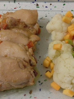 Una foto de Contramuslos en crema de calabaza y ensalada de coliflor