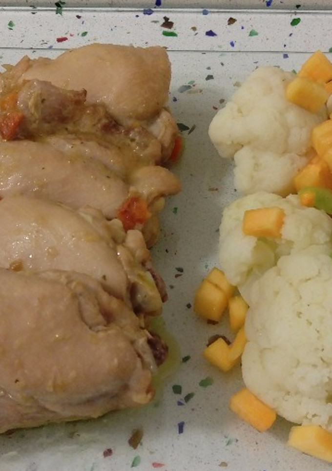 Una foto de Contramuslos en crema de calabaza y ensalada de coliflor