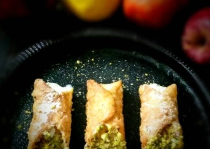 Cannoli stuffed with fresh fruit Srikhand