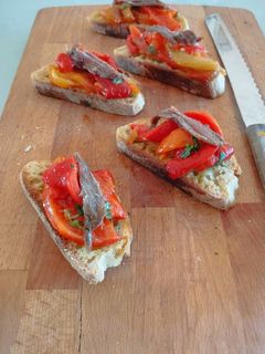 Foto di Crostoni di pane con peperoni arrostiti e filetti di acciughe 🌷