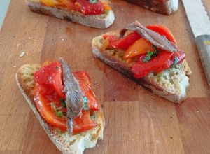 Foto di Crostoni di pane con peperoni arrostiti e filetti di acciughe 🌷