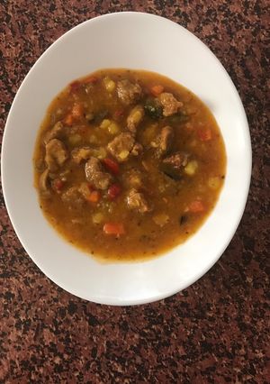 Una foto de Estofado de ternera y verduras con patatas en olla rápida