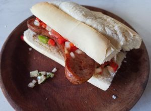 Una foto de Choripán con pebre