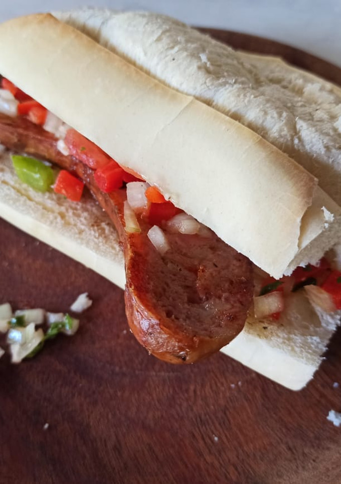 Una foto de Choripán con pebre