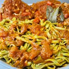 FIDEOS NIDO DE ESPINACA Y AJO CON SALSA TUCO DE CARRE DE CERDO🍝🍖🍝-レシピのメイン写真