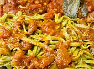 Una foto de FIDEOS NIDO DE ESPINACA Y AJO CON SALSA TUCO DE CARRE DE CERDO🍝🍖🍝