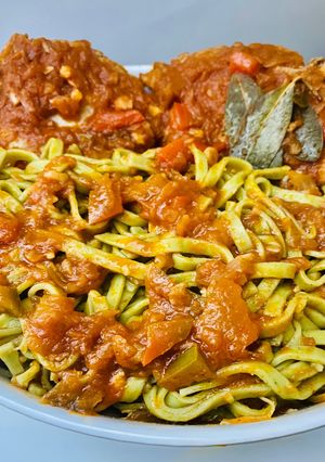 Una foto de FIDEOS NIDO DE ESPINACA Y AJO CON SALSA TUCO DE CARRE DE CERDO🍝🍖🍝