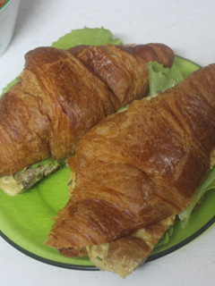 Una foto de Cruasanes con tortilla de sobras de alcachofa untados de gazpacho