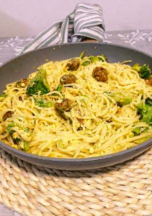 Egyserpenyős kolbászos-brokkolis carbonara spagetti recept fotója