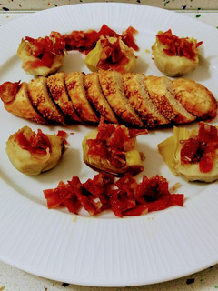 Una foto de Huevas de merluza en tempura con sésamo y alcachofas salteadas con jamón