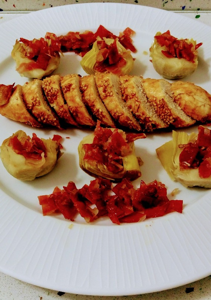 Una foto de Huevas de merluza en tempura con sésamo y alcachofas salteadas con jamón