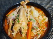 Una foto de caldo de gallina pollo