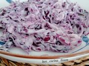 Una foto de ensalada de repollo morado