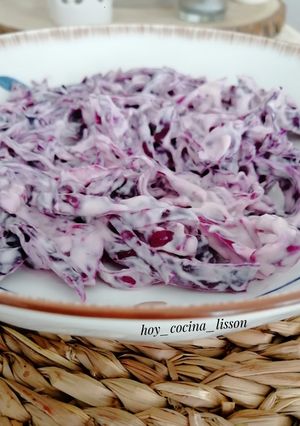 Una foto de Ensalada de lombarda, yogur y mostaza