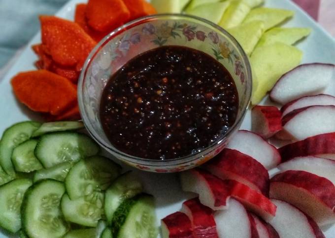 Langkah Mudah untuk Menyiapkan Rujak Buah🥒🍍, Enak Banget