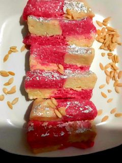 रेड कोकोनट रोल्स(red coconut rolls recipe in Hindi) रेसिपी मुख्य फोटो