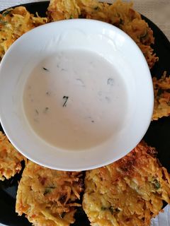 Medvehagymás tócsni, medvehagymás tejföllel recept fotója