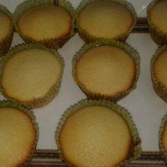 A picture of Vanila cup cakes.