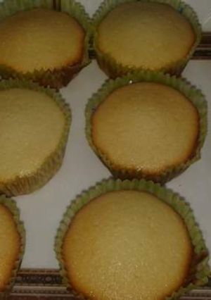 A picture of Vanila cup cakes.