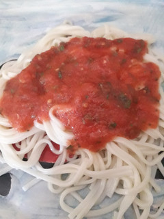 Una foto de Tallarines con Salsa Fría de Tomate