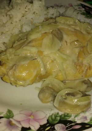 Una foto de Pollo con Champiñones
