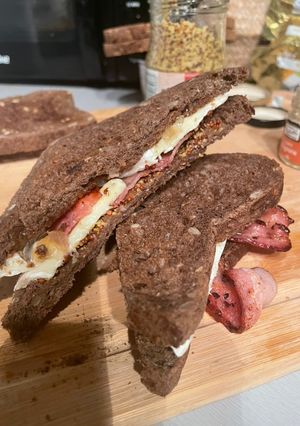 Une photo de Grilled cheese brie et lard